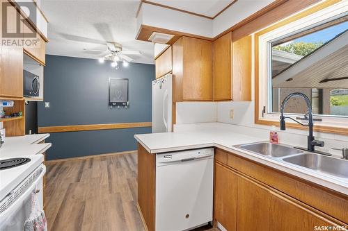 63 Davidson Crescent, Saskatoon, SK - Indoor Photo Showing Kitchen With Double Sink