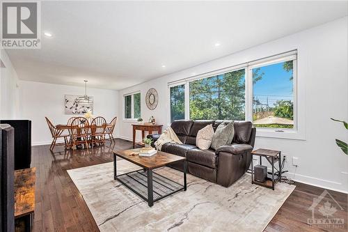 89 Woodfield Drive, Ottawa, ON - Indoor Photo Showing Living Room