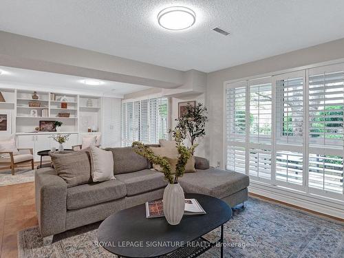 16 Cartwheel Millway, Toronto, ON - Indoor Photo Showing Living Room