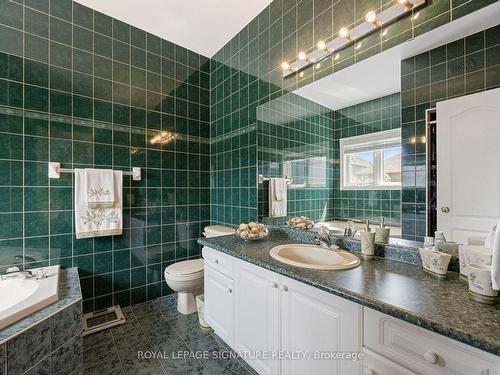 17 Wildflower Dr, Richmond Hill, ON - Indoor Photo Showing Bathroom