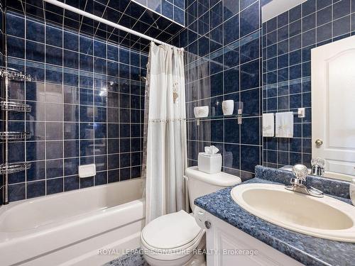 17 Wildflower Dr, Richmond Hill, ON - Indoor Photo Showing Bathroom