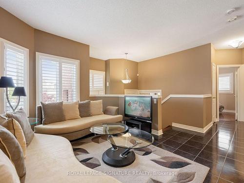 17 Wildflower Dr, Richmond Hill, ON - Indoor Photo Showing Living Room