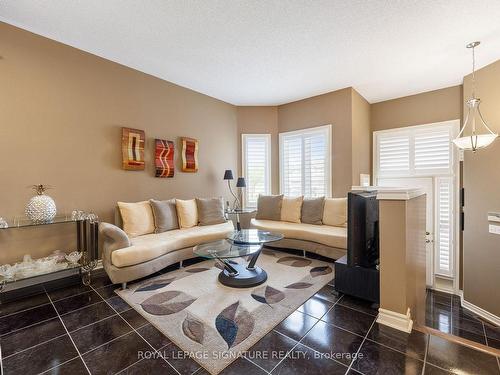 17 Wildflower Dr, Richmond Hill, ON - Indoor Photo Showing Living Room