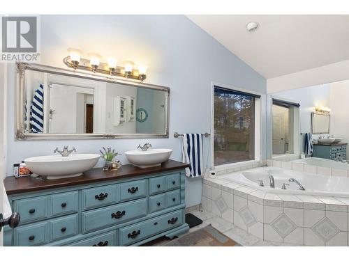 145 Magic Drive, Kelowna, BC - Indoor Photo Showing Bathroom