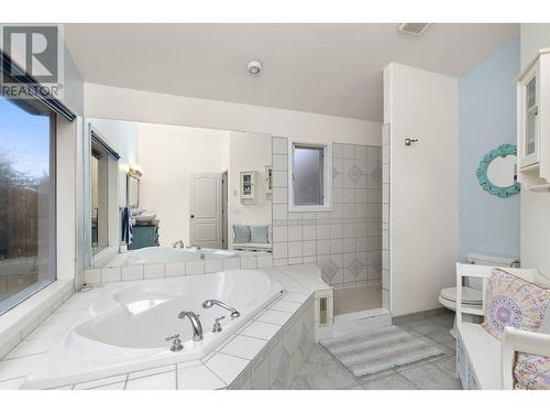 145 Magic Drive, Kelowna, BC - Indoor Photo Showing Bathroom