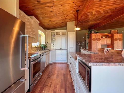 106083 Hwy 1W Road, Brandon, MB - Indoor Photo Showing Kitchen With Upgraded Kitchen