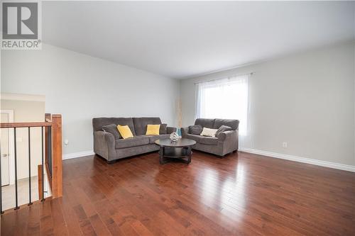 63 Noble Crescent, Petawawa, ON - Indoor Photo Showing Living Room