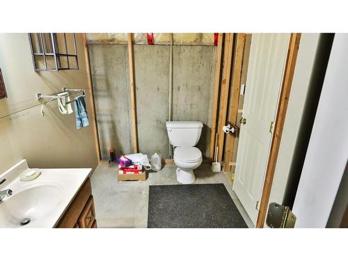 404 Fifth Avenue, Midway, BC - Indoor Photo Showing Bathroom