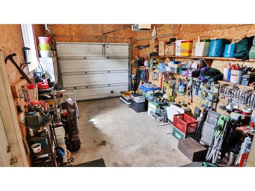 404 Fifth Avenue, Midway, BC - Indoor Photo Showing Garage