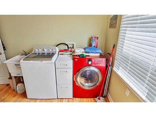 404 Fifth Avenue, Midway, BC - Indoor Photo Showing Laundry Room