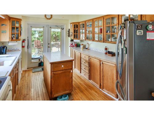 404 Fifth Avenue, Midway, BC - Indoor Photo Showing Kitchen