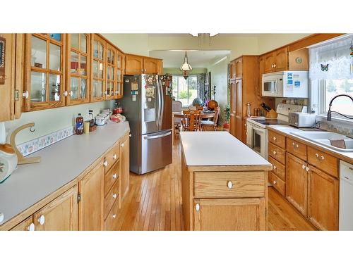404 Fifth Avenue, Midway, BC - Indoor Photo Showing Kitchen