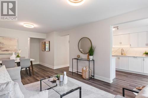 841 Sweetwater Crescent, Mississauga, ON - Indoor Photo Showing Living Room