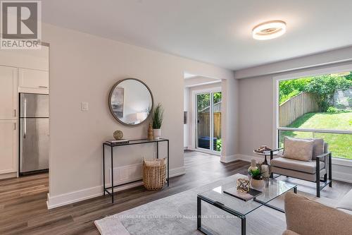 841 Sweetwater Crescent, Mississauga, ON - Indoor Photo Showing Living Room