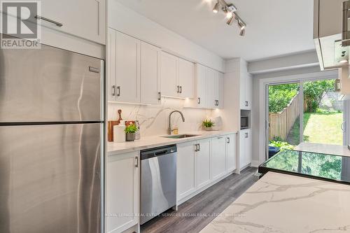 841 Sweetwater Crescent, Mississauga, ON - Indoor Photo Showing Kitchen