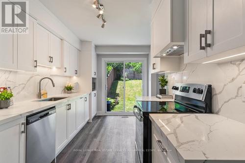 841 Sweetwater Crescent, Mississauga, ON - Indoor Photo Showing Kitchen With Upgraded Kitchen