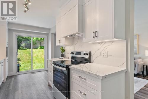 841 Sweetwater Crescent, Mississauga, ON - Indoor Photo Showing Kitchen