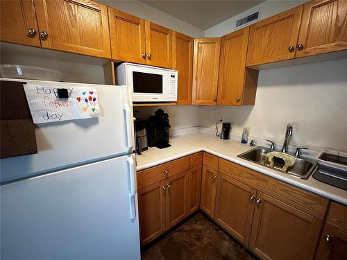 434 8Th Street, Brandon, MB - Indoor Photo Showing Kitchen With Double Sink