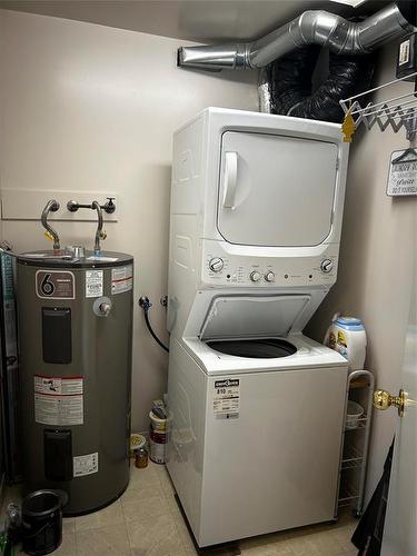 434 8Th Street, Brandon, MB - Indoor Photo Showing Laundry Room