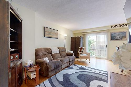 391 Stone Church Road E|Unit #18, Hamilton, ON - Indoor Photo Showing Living Room