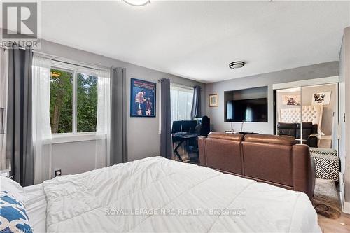 3393 Grove Avenue, Fort Erie, ON - Indoor Photo Showing Bedroom