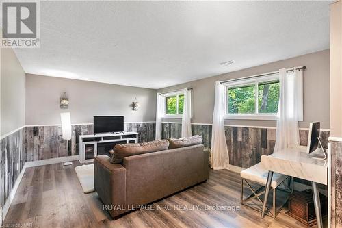 3393 Grove Avenue, Fort Erie, ON - Indoor Photo Showing Living Room