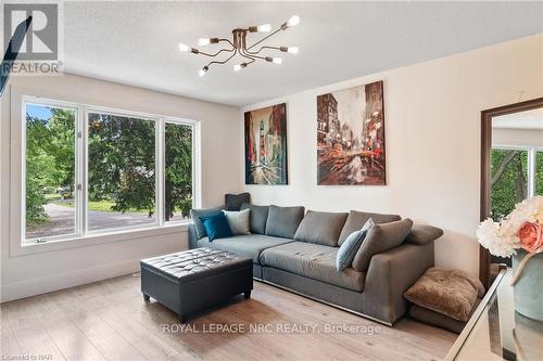 3393 Grove Avenue, Fort Erie, ON - Indoor Photo Showing Living Room