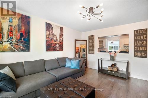 3393 Grove Avenue, Fort Erie, ON - Indoor Photo Showing Living Room