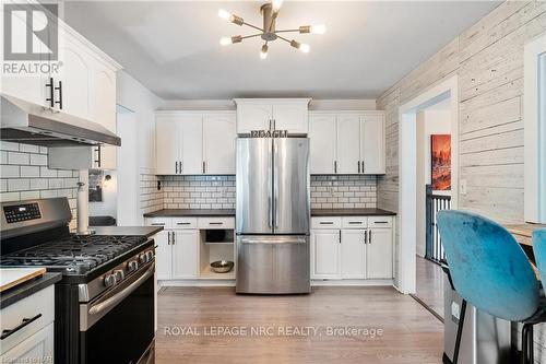 3393 Grove Avenue, Fort Erie, ON - Indoor Photo Showing Kitchen