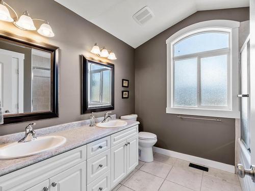 1052 Quail Drive, Kamloops, BC - Indoor Photo Showing Bathroom