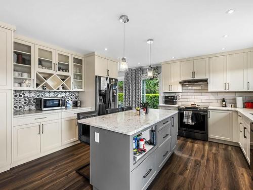 161 Waddington Drive, Kamloops, BC - Indoor Photo Showing Kitchen With Upgraded Kitchen