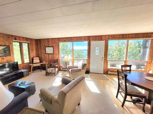 786 Coney Island, Kenora, ON - Indoor Photo Showing Living Room