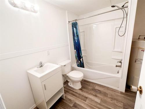 6 Chelsea Street, Red Lake, ON - Indoor Photo Showing Bathroom