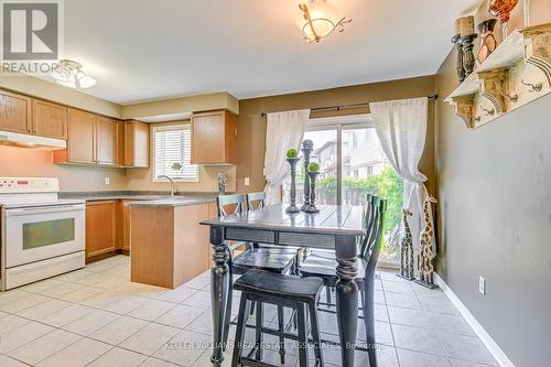 1027 Kennedy Circle, Milton, ON - Indoor Photo Showing Kitchen