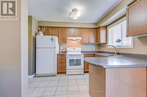 1027 Kennedy Circle, Milton, ON - Indoor Photo Showing Kitchen
