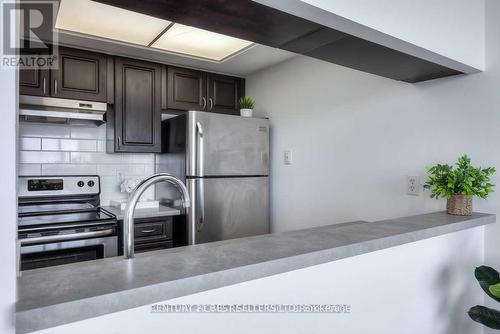 908 - 101 Subway Crescent, Toronto, ON - Indoor Photo Showing Kitchen With Stainless Steel Kitchen