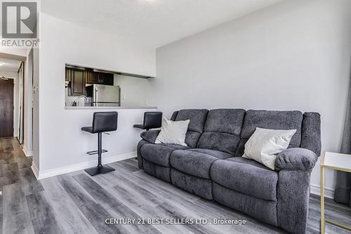 908 - 101 Subway Crescent, Toronto, ON - Indoor Photo Showing Living Room