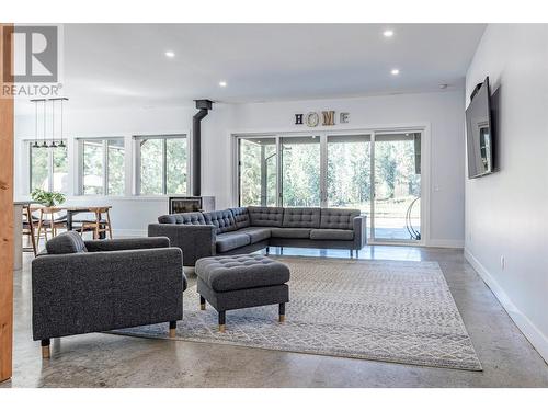 4848 Salmon River Road, Armstrong, BC - Indoor Photo Showing Living Room