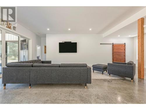 4848 Salmon River Road, Armstrong, BC - Indoor Photo Showing Living Room