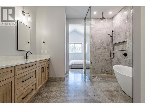 4848 Salmon River Road, Armstrong, BC - Indoor Photo Showing Bathroom