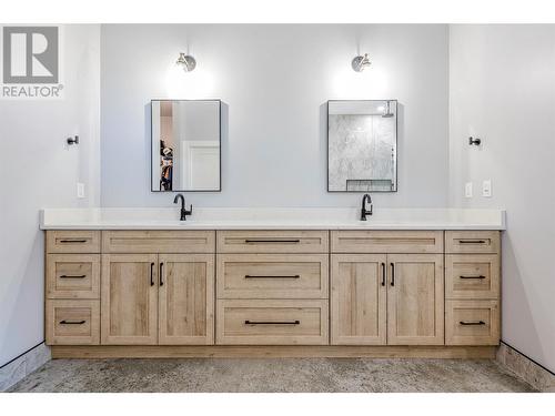 4848 Salmon River Road, Armstrong, BC - Indoor Photo Showing Bathroom