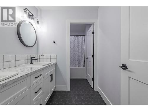 4848 Salmon River Road, Armstrong, BC - Indoor Photo Showing Bathroom