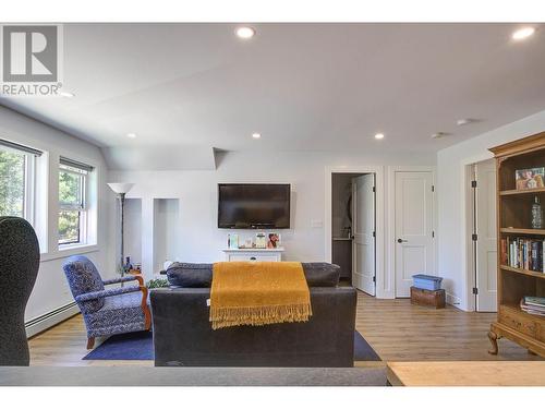 4848 Salmon River Road, Armstrong, BC - Indoor Photo Showing Living Room