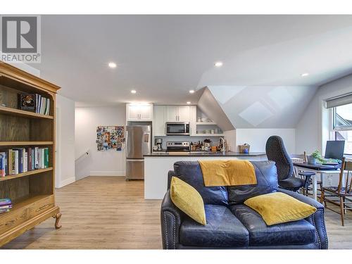 4848 Salmon River Road, Armstrong, BC - Indoor Photo Showing Living Room