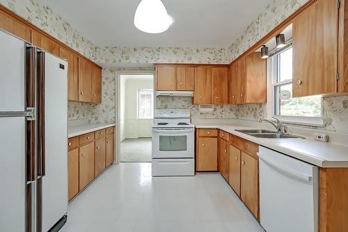 2351 First Street, Burlington, ON - Indoor Photo Showing Kitchen With Double Sink