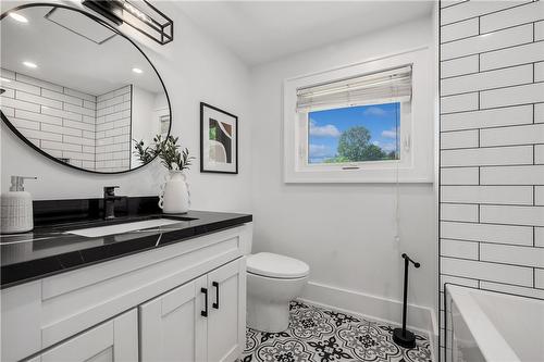 257 Freelton Road, Hamilton, ON - Indoor Photo Showing Bathroom