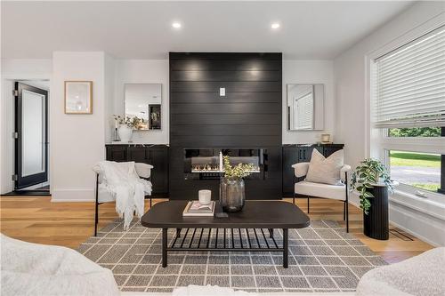 257 Freelton Road, Hamilton, ON - Indoor Photo Showing Living Room