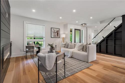 257 Freelton Road, Hamilton, ON - Indoor Photo Showing Living Room