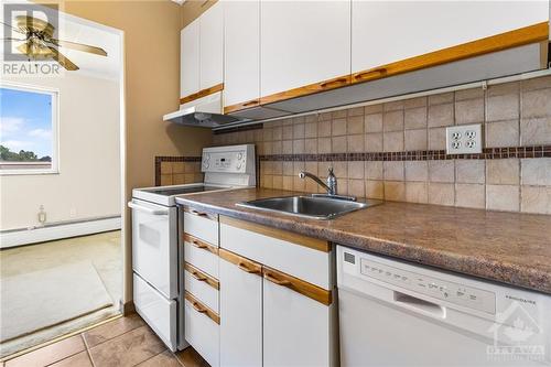 198 Scott Street Unit#404, St Catharines, ON - Indoor Photo Showing Kitchen