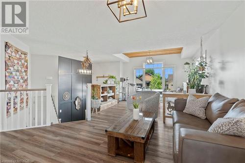 181 17Th Avenue A, Hanover, ON - Indoor Photo Showing Living Room